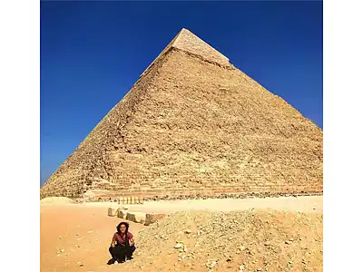 もともと海外旅行が好きだったという湧川氏。ピラミッドを背に写真撮影