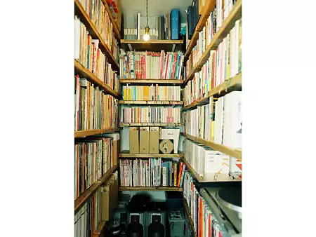 書籍がびっしりと詰まっている可動収納棚