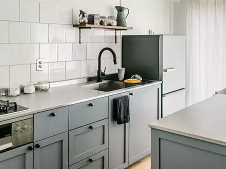 Kitchen：お好みのイメージテーマに合わせ、メーカーのシステムキッチンではなく、家具のようなデザインとなるように造作したキッチン